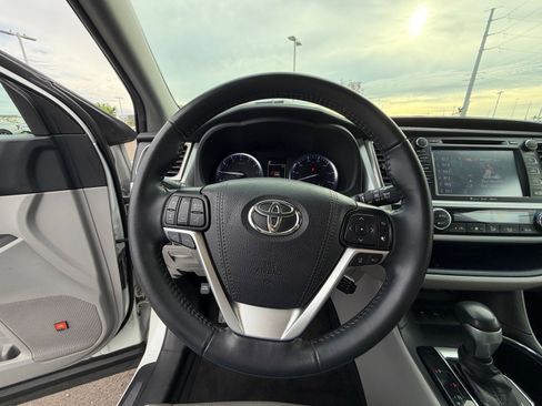 Used 2019 Toyota Highlander Limited image 21