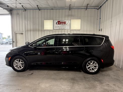 Used 2025 Chrysler Pacifica Select w/ Uconnect Theater Family Group FWD image 13