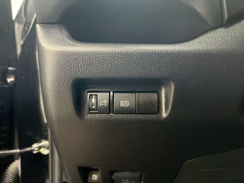 Used 2021 Toyota RAV4 LE AWD/4WD image 18