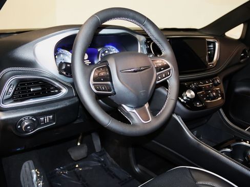 Used 2026 Chrysler Pacifica Limited FWD image 36