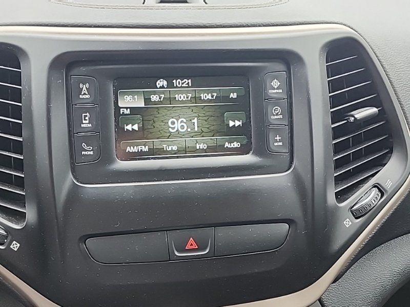 Used 2016 Jeep Cherokee Latitude w/ Cold Weather Group AWD/4WD image 9