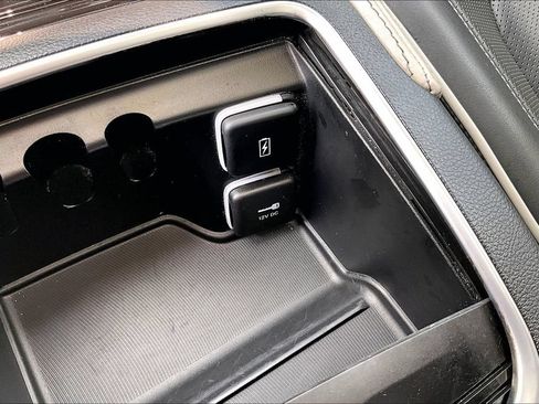Used 2023 Chrysler Pacifica Limited FWD image 33