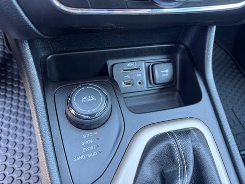 Used 2018 Jeep Cherokee Latitude w/ Cold Weather Group AWD/4WD image 31