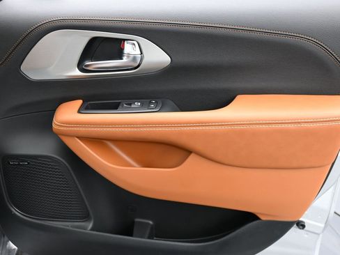 New 2026 Chrysler Pacifica Pinnacle image 19
