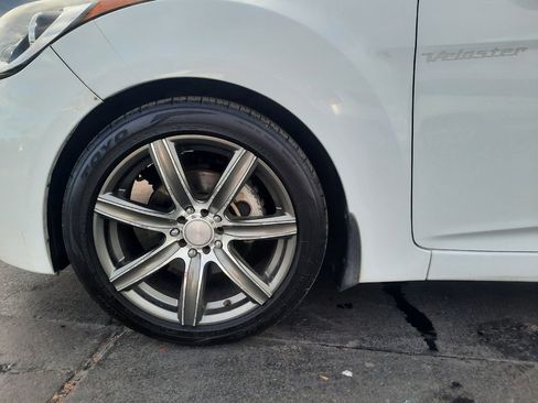 Used 2012 Hyundai Veloster w/ Style Pkg image 17