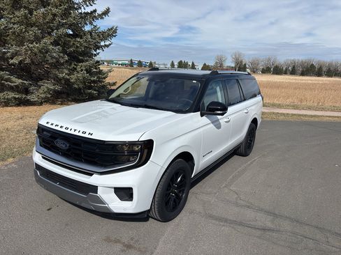 Used 2025 Ford Expedition Max Platinum AWD/4WD image 3