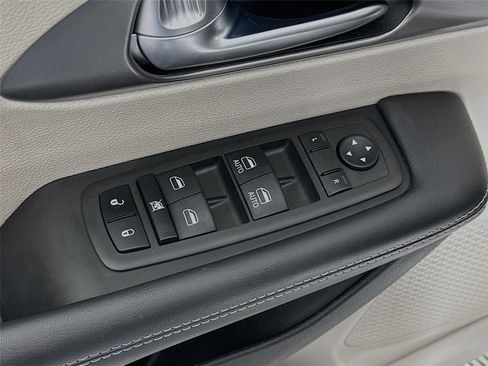 Used 2024 Chrysler Pacifica Select image 21