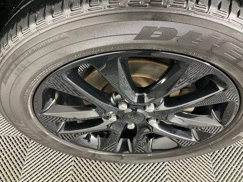 Used 2023 Jeep Grand Cherokee Laredo image 7