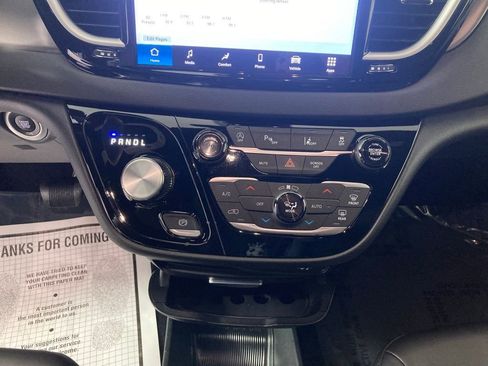 Used 2025 Chrysler Pacifica Select FWD image 12