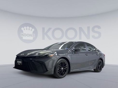 Used 2025 Toyota Camry SE image 1