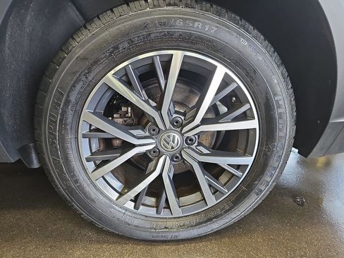 Used 2020 Volkswagen Tiguan SE image 32