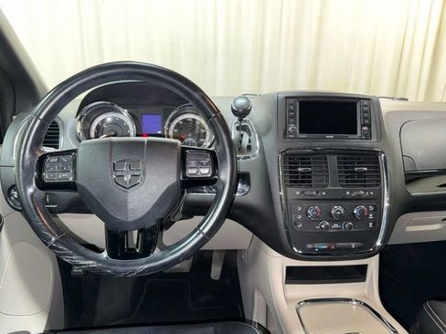 Used 2019 Dodge Grand Caravan SXT w/ Rear Park Assist Package FWD image 15