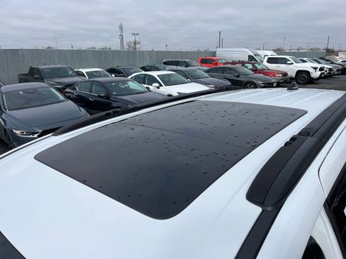 Used 2025 Chrysler Pacifica Limited image 30