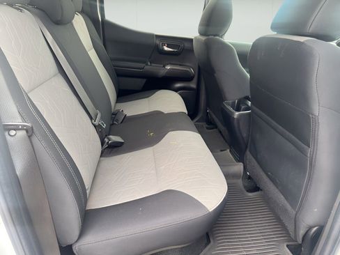 Used 2022 Toyota Tacoma TRD Sport w/ Technology Package image 17