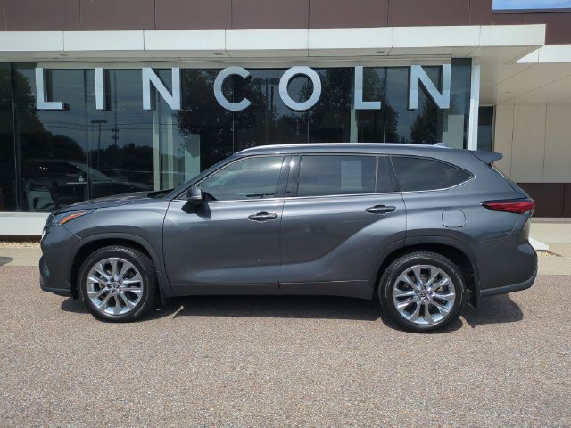 Used 2023 Toyota Highlander Limited FWD image 3