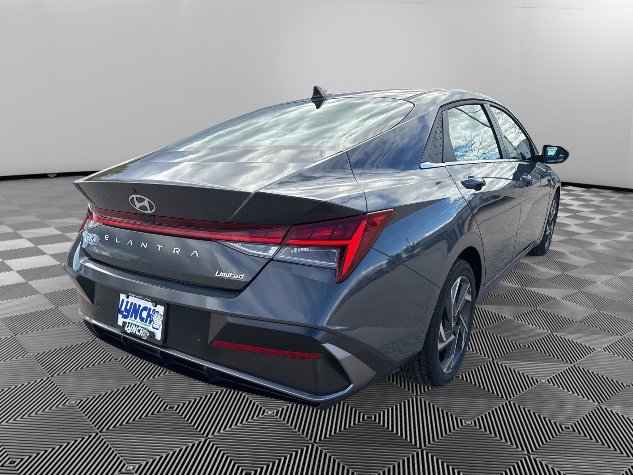 Used 2024 Hyundai Elantra Limited FWD image 4