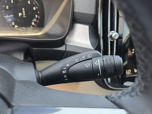 Used 2022 Volvo XC40 T4 Momentum FWD image 23