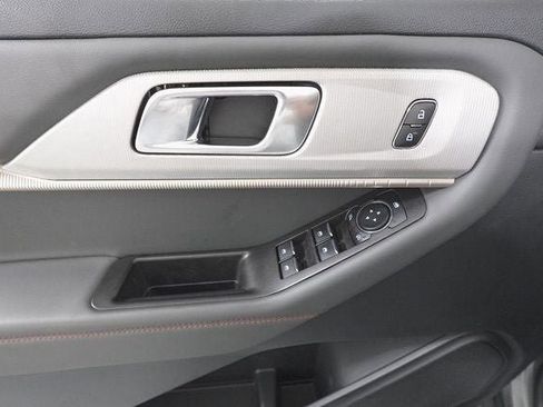Used 2025 Ford Explorer Active image 9