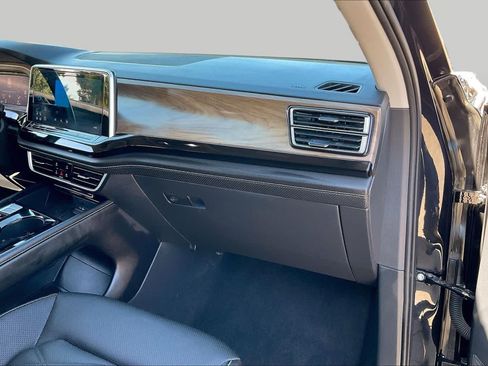 Used 2025 Volkswagen Atlas SE FWD image 16