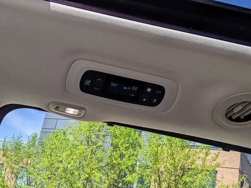 Used 2022 Chrysler Pacifica Limited w/ Uconnect Theater Family Group FWD image 24