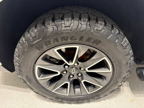 Used 2022 Chevrolet Tahoe Z71 w/ Luxury Package AWD/4WD image 7