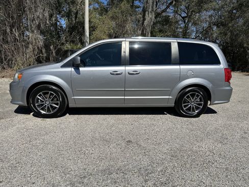 Used 2017 Dodge Grand Caravan SXT FWD image 4
