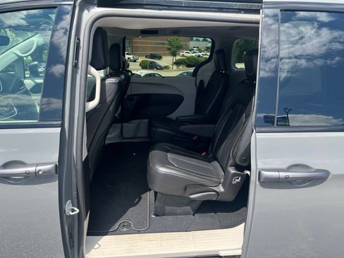 Used 2023 Chrysler Pacifica Touring-L w/ Uconnect Theater Family Group AWD/4WD image 11