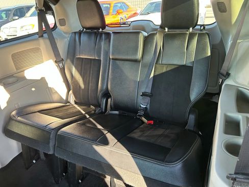 Used 2019 Dodge Grand Caravan SXT image 29