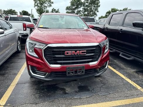Used 2024 GMC Terrain SLE w/ Driver Convenience Package FWD image 2