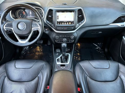 Used 2018 Jeep Cherokee Overland AWD/4WD image 3