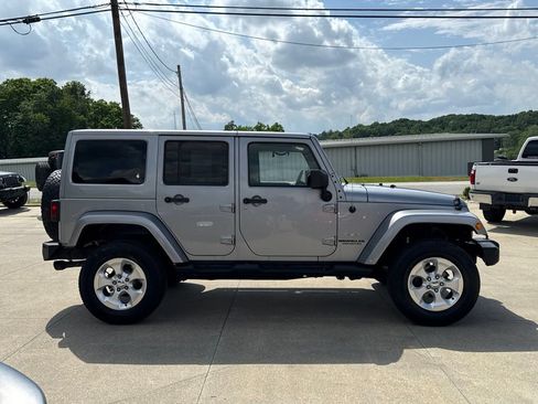 Used 2013 Jeep Wrangler Unlimited Sahara w/ Connectivity Group AWD/4WD image 18