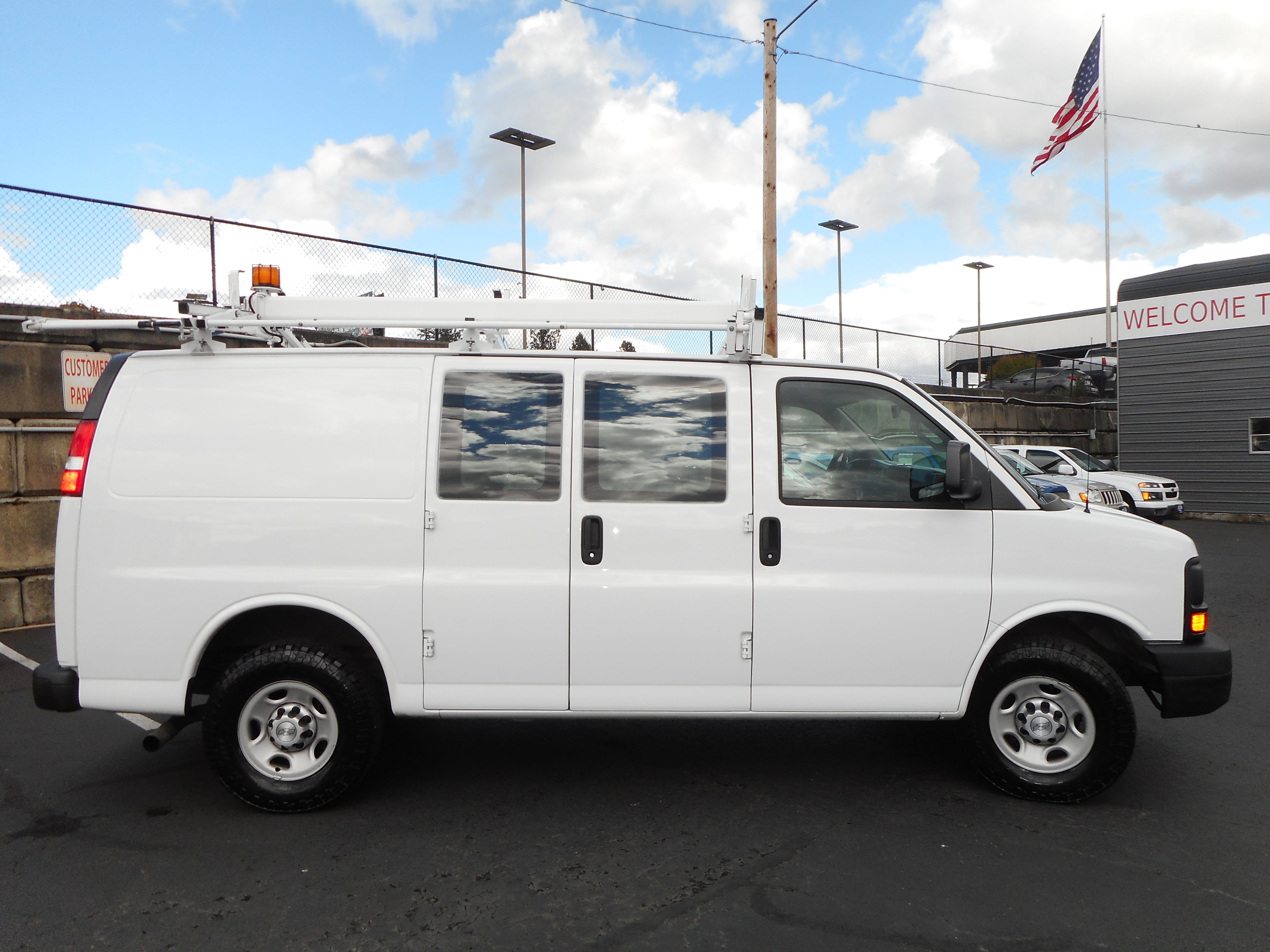 Used 2016 Chevrolet Express 2500 RWD image 2