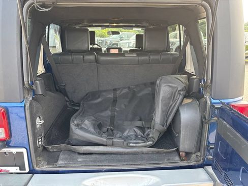 Used 2009 Jeep Wrangler Unlimited Sahara w/ Mopar Leather Group AWD/4WD image 15