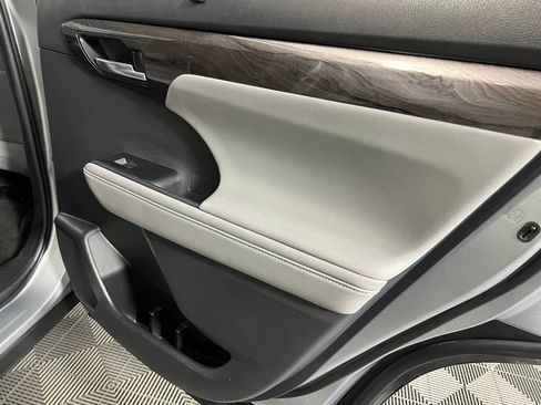 Used 2023 Toyota Highlander Limited image 33