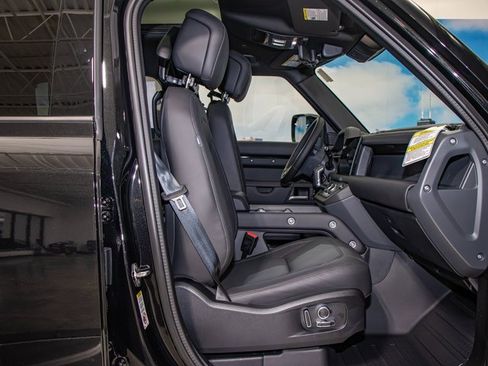 Used 2025 Land Rover Defender 130 X-Dynamic SE image 21