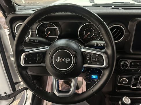Used 2021 Jeep Gladiator Overland AWD/4WD image 18