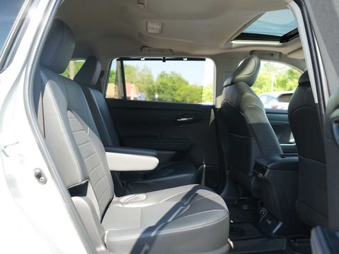 Used 2022 Toyota Highlander XLE AWD/4WD image 32