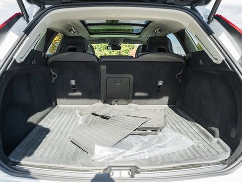 Certified 2022 Volvo XC60 B5 Momentum w/ Climate Package image 9