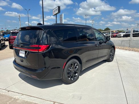 New 2027 Chrysler Pacifica Limited AWD/4WD image 7