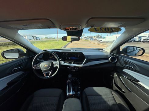 Used 2024 Chevrolet Trax LT w/ Driver Confidence Package FWD image 14