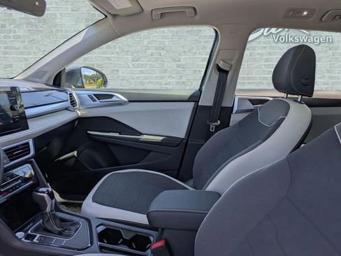 Used 2025 Volkswagen Taos SE image 21