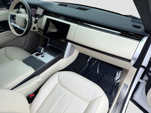 Used 2024 Land Rover Range Rover SE image 11