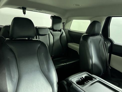 Used 2024 Kia Carnival LX FWD image 33