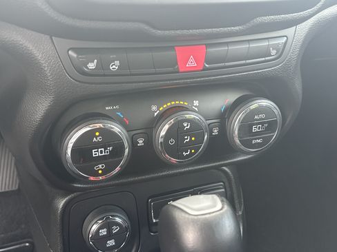 Used 2017 Jeep Renegade Trailhawk w/ Premium Trailhawk Package AWD/4WD image 27