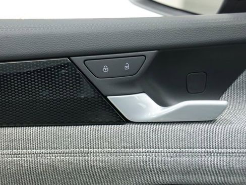 Used 2025 Volkswagen Tiguan S image 29