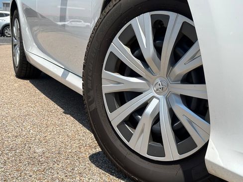 Used 2018 Toyota Camry LE FWD image 2