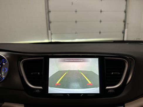 Used 2023 Chrysler Pacifica Touring-L FWD image 31