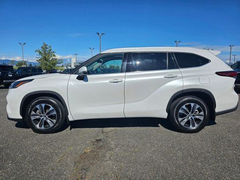 Used 2022 Toyota Highlander XLE AWD/4WD image 6