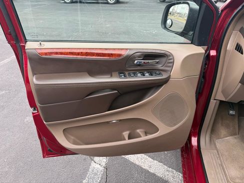 Used 2016 Chrysler Town & Country Touring image 8