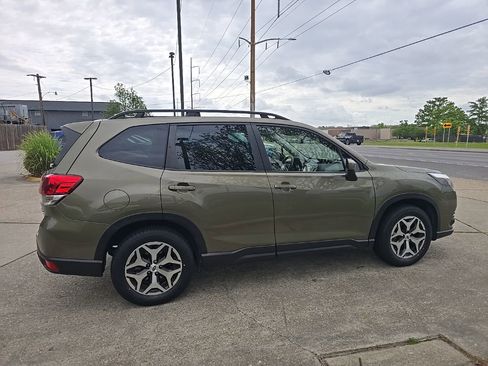 Used 2023 Subaru Forester Premium image 4